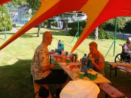 „Dzień pieczonego ziemniaka”. Spotkanie integracyjne w DPS w Jugowie. 31 sierpnia 2017r.